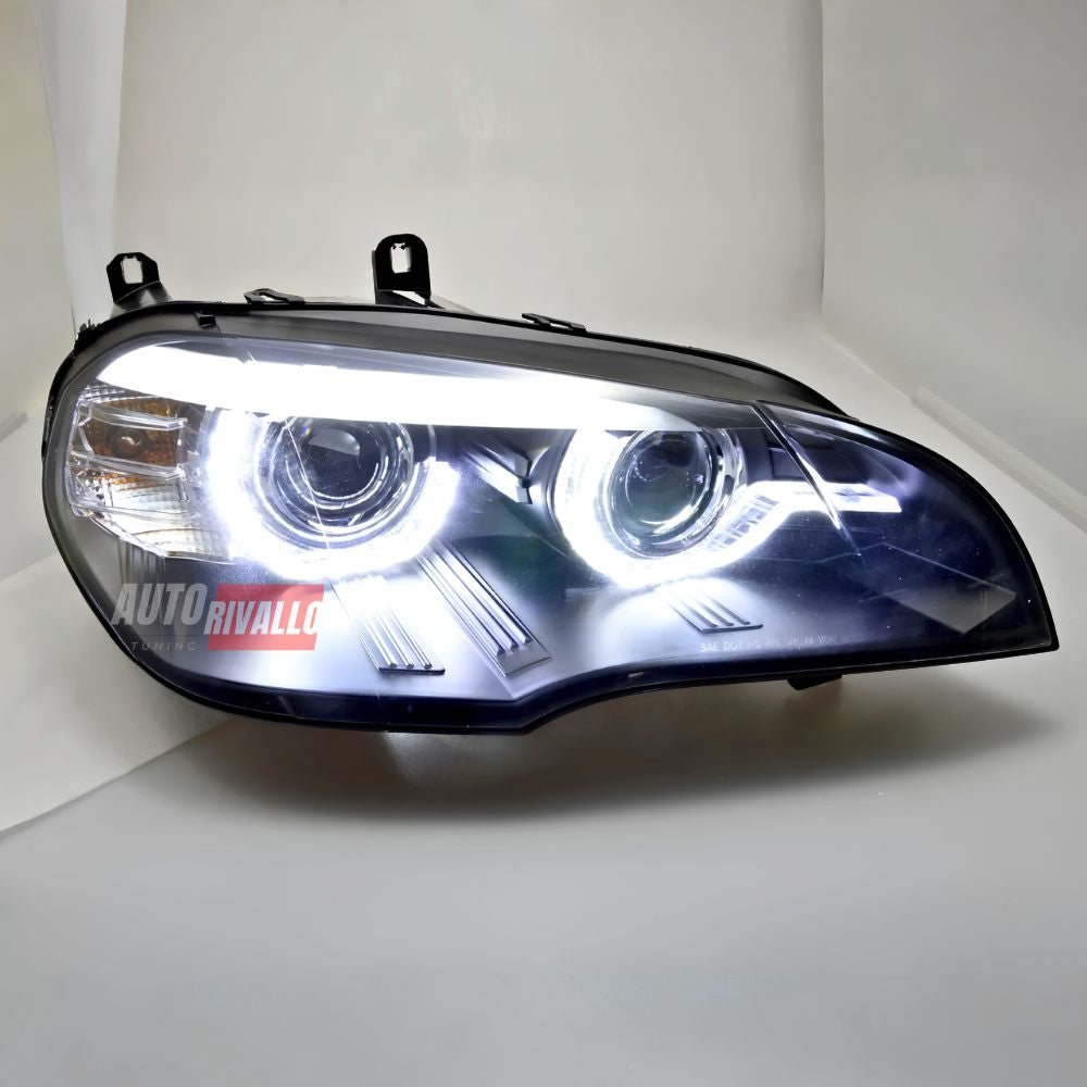 BMW X5 E70 2007-2013 con fari anteriori Angel Eyes 3D LED accesi