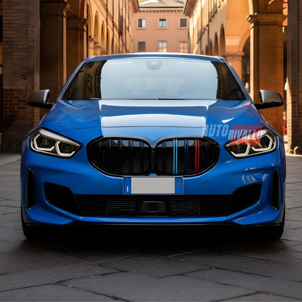 Mascherina anteriore BMW F40 2019-2024. Look sportivo con finitura nero lucido e dettagli 3 colori