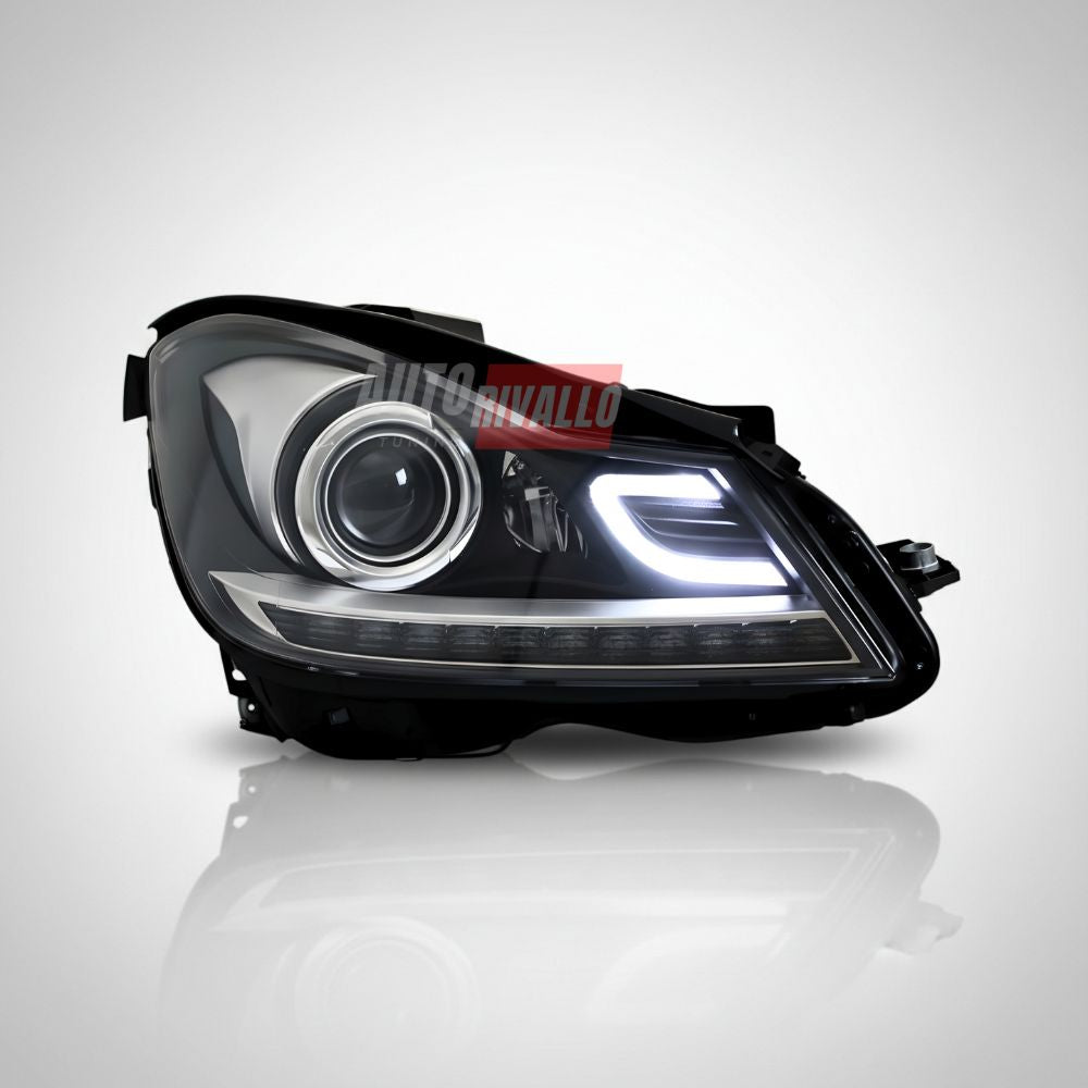 Fari neri con tecnologia LED per Mercedes Classe C W204, migliorano la visibilità.