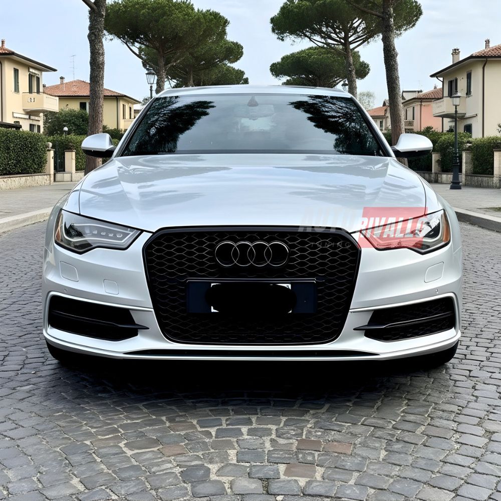 Vista frontale della Audi A6 S6 4G C7 con griglia RS6 Look installata, finitura nero lucido.