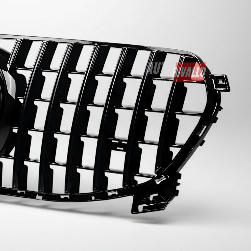 Dettaglio del logo AMG sulla griglia anteriore nera per Mercedes GLE W167 2019-2023.