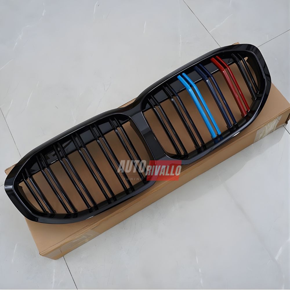 Mascherina BMW F40 2019-2024. Finitura nero lucido e inserti 3 colori per un look M-Sport autentico