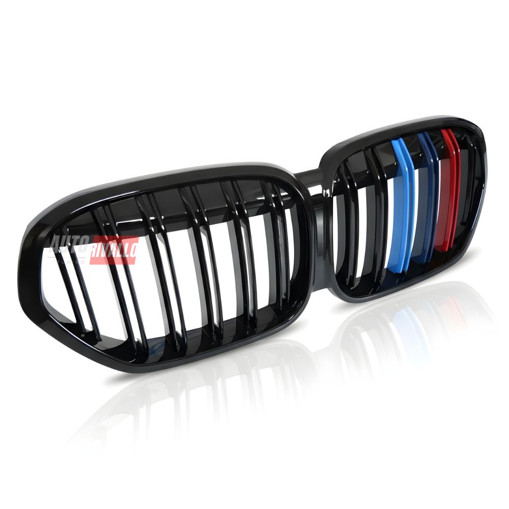 Mascherina BMW X1 F48 2019-2022 con dettagli a 3 colori. Dona un tocco distintivo al frontale.