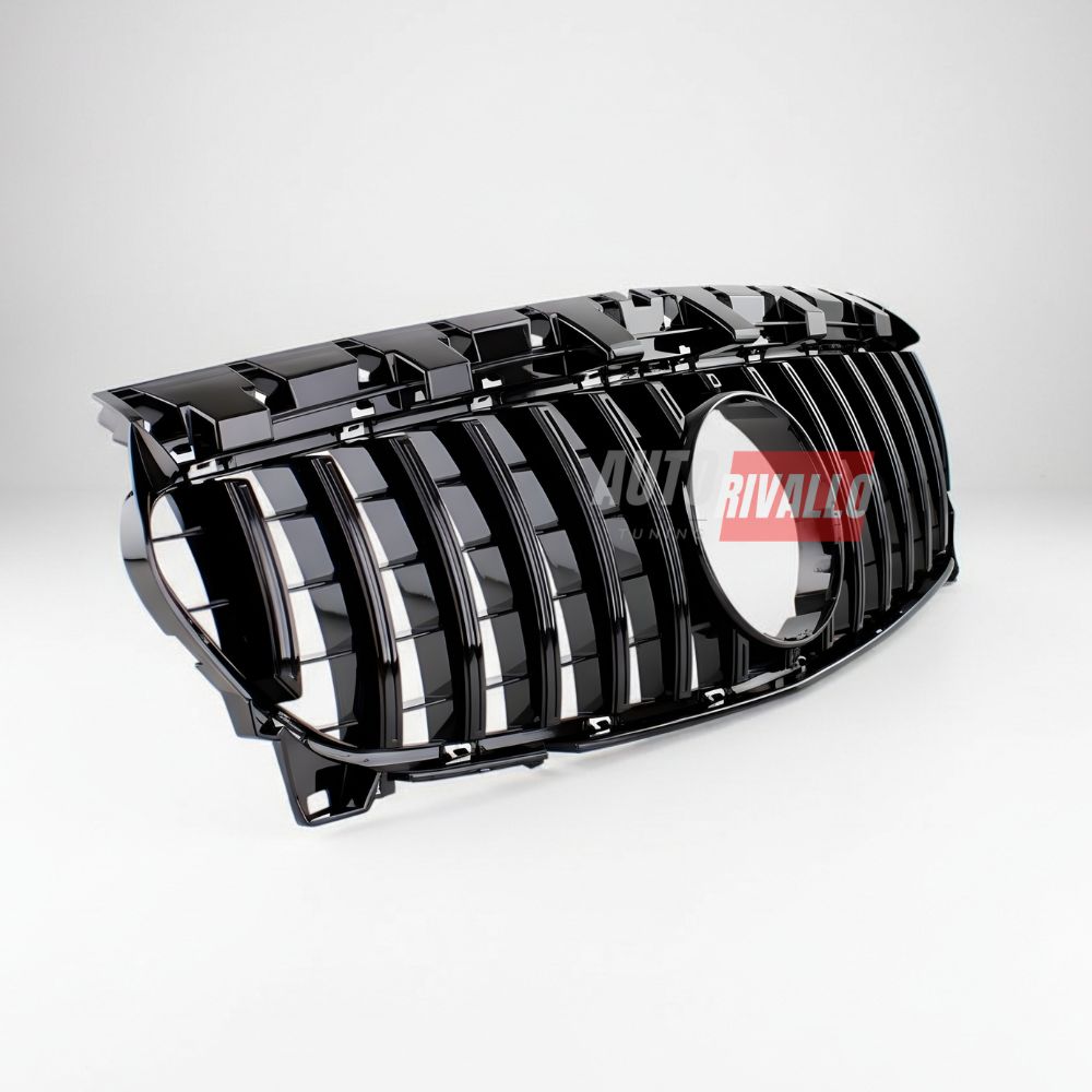 Visione laterale Mercedes CLA X117 con calandra nero lucido. Upgrade estetico di grande impatto
