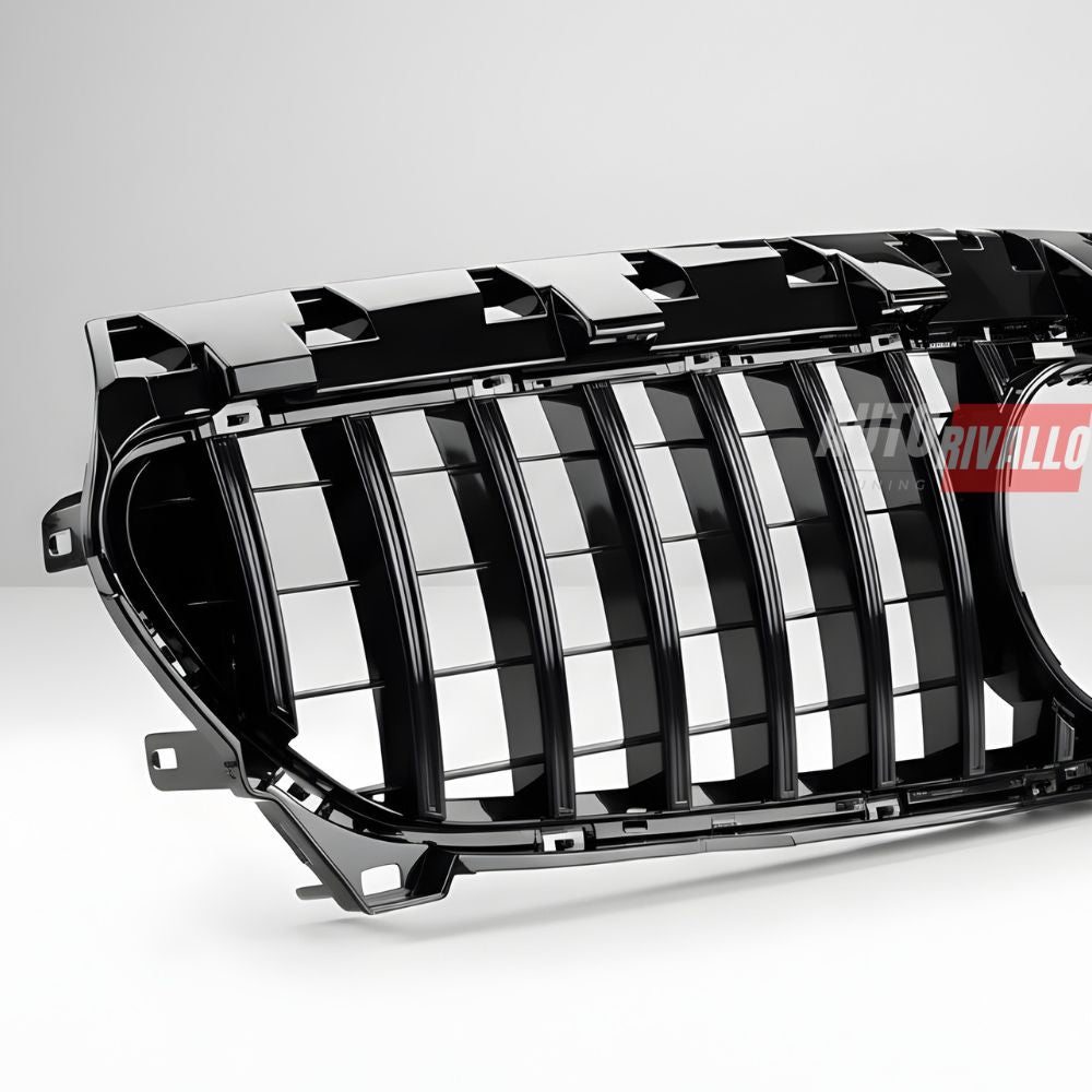 Design aggressivo per Mercedes CLA C117 (2013-2016) con griglia premium GTR Look.