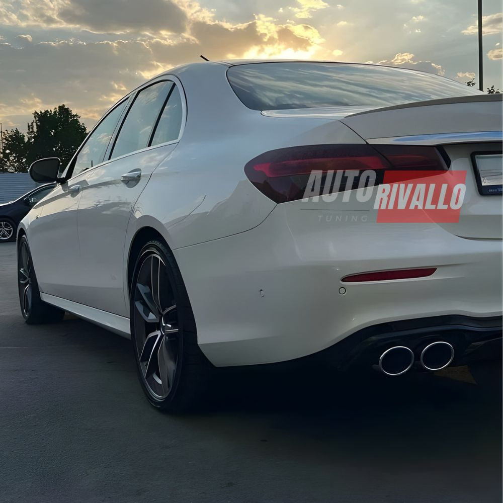 Vista posteriore Mercedes E W213 2020-2023 con diffusore AMG E55 look