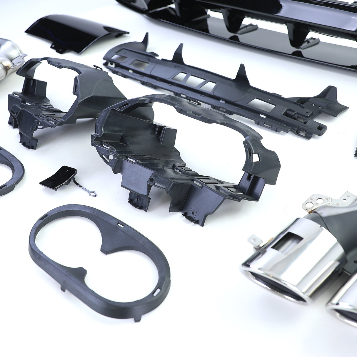 Upgrade Mercedes CLA con diffusore e terminali cromati