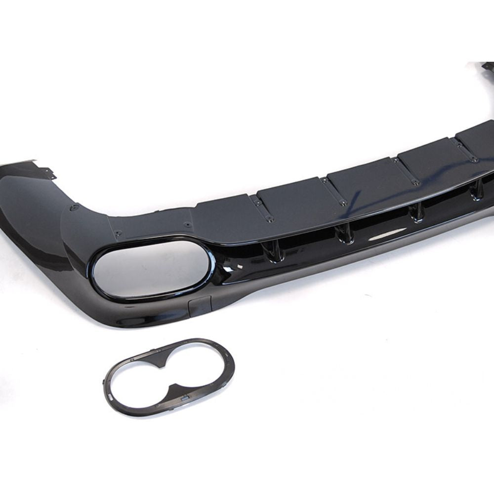 Dettaglio terminali diffusore nero lucido Mercedes CLA AMG Line