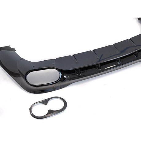 Dettaglio terminali diffusore nero lucido Mercedes CLA AMG Line