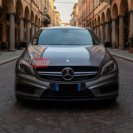 Vista frontale Mercedes W176 con griglia sportiva argento.