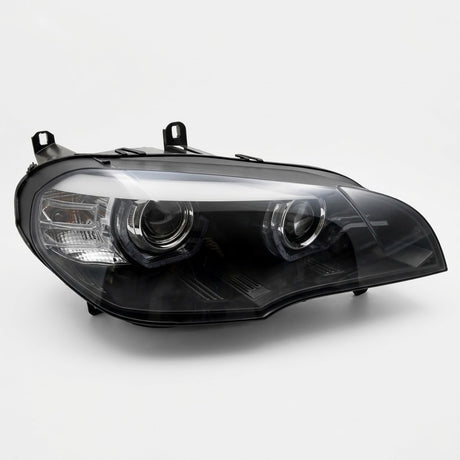 Coppia fari anteriori LED neri per BMW X5 E70 con fari Xenon di serie