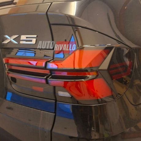 BMW X5 E70 con kit fanali poteriori neri Full LED montato