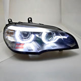 BMW X5 E70 2007-2013 con fari anteriori Angel Eyes 3D LED accesi