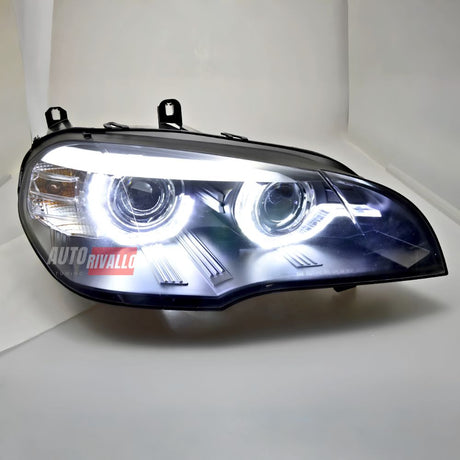 BMW X5 E70 2007-2013 con fari anteriori Angel Eyes 3D LED accesi