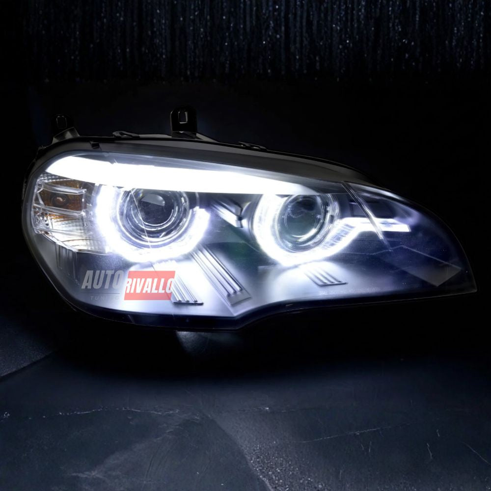 Dettaglio anelli Angel Eyes 3D LED dei fari anteriori BMW X5 E70