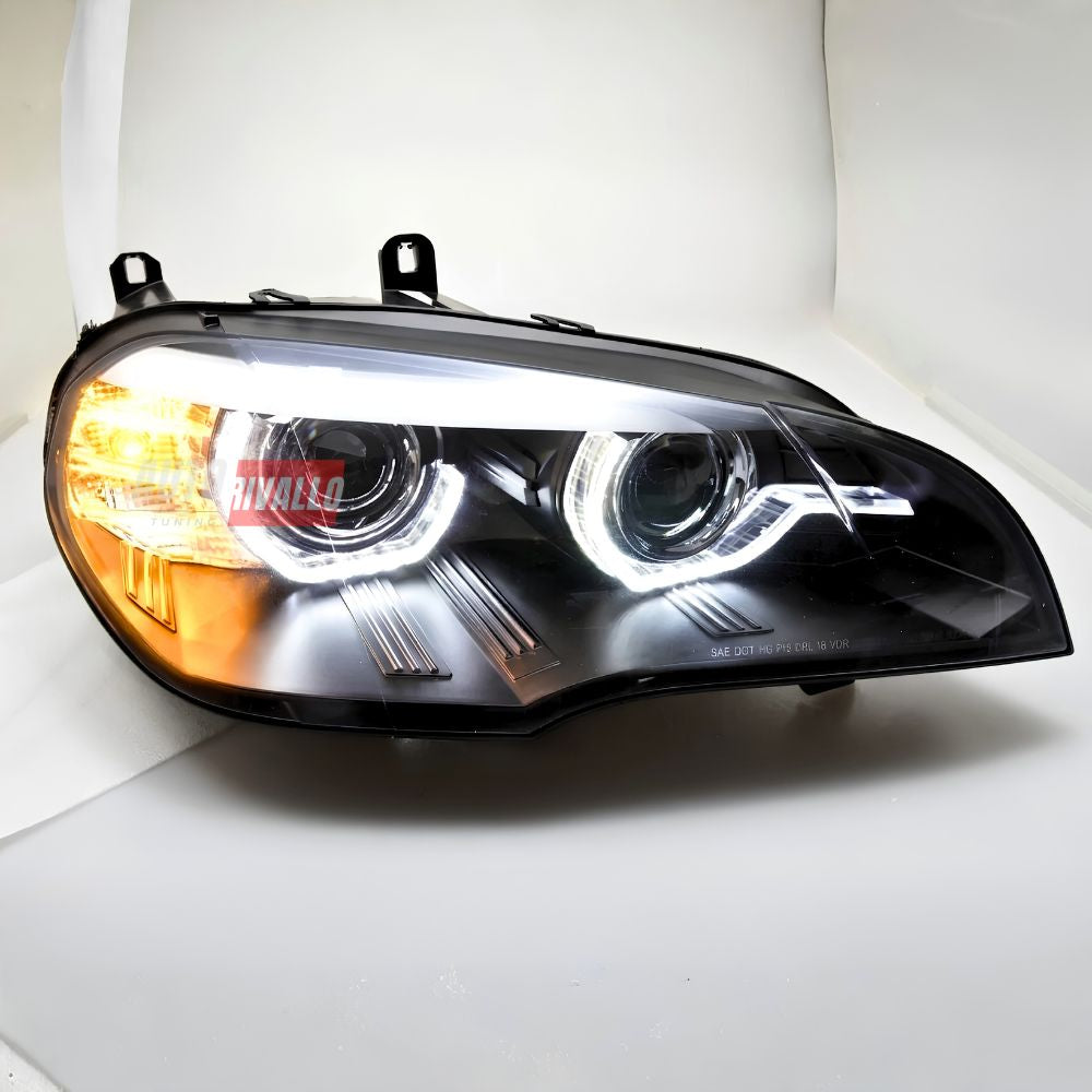 Particolare del proiettore xenon e anelli LED dei fari BMW X5 E70