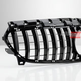 Griglia anteriore Mercedes CLA C117 GTR AMG Look nero con profili cromati.