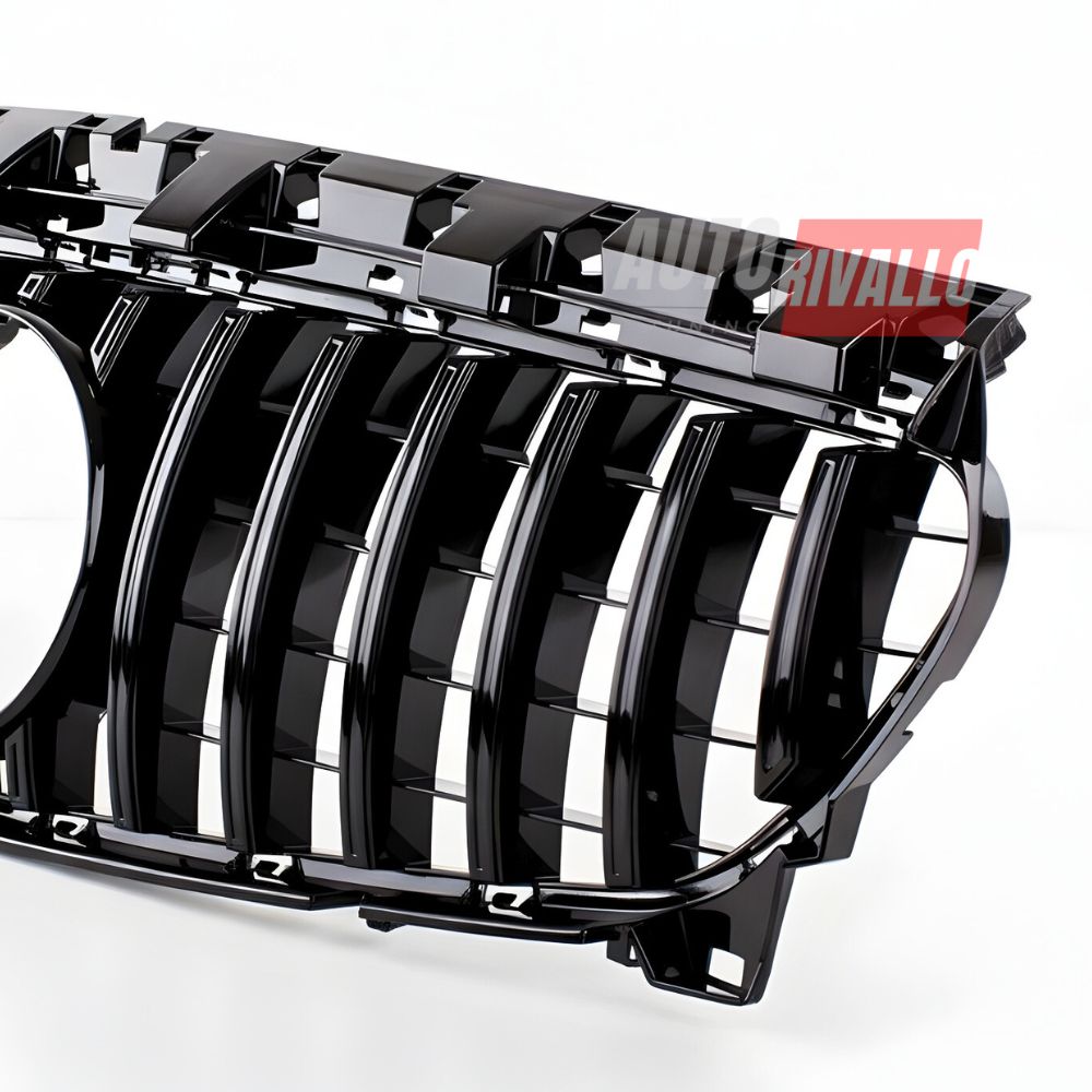 Immagine ravvicinata griglia Panamericana CLA X117. Qualità premium per un frontale dinamico