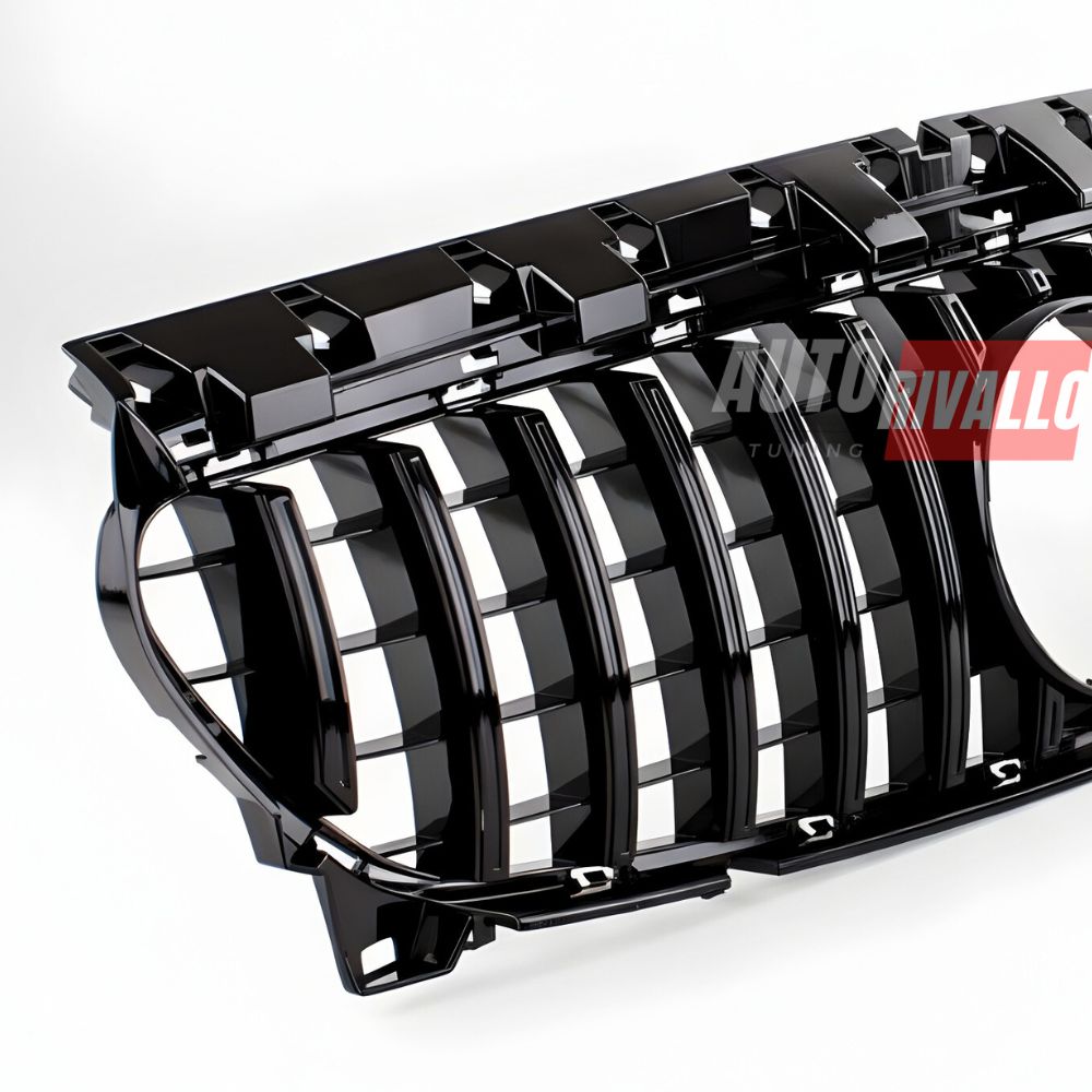 Dettaglio della griglia premium aggressiva nero lucido per Mercedes CLA C117 (2016-2018).