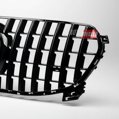 Dettaglio del logo AMG sulla griglia anteriore nera per Mercedes GLE W167 2019-2023.