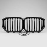 Griglia BMW X5 G05 LCI nero lucido vista frontalmente, con cavi davanti alla base