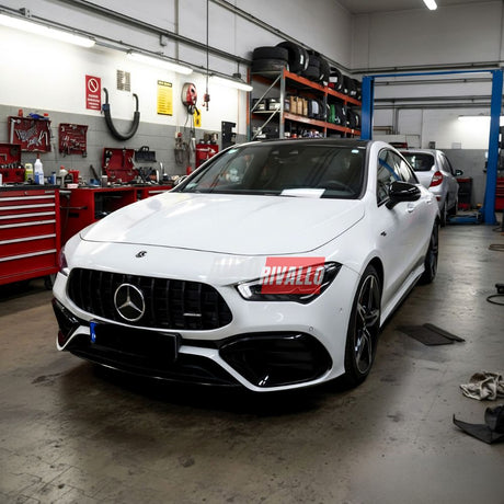 Mercedes CLA X118 2023 con griglia Panamericana Look montata - prima e dopo il tuning