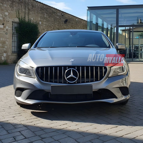 Vista frontale Mercedes CLA C117 con griglia Panamericana AMG Look cromata