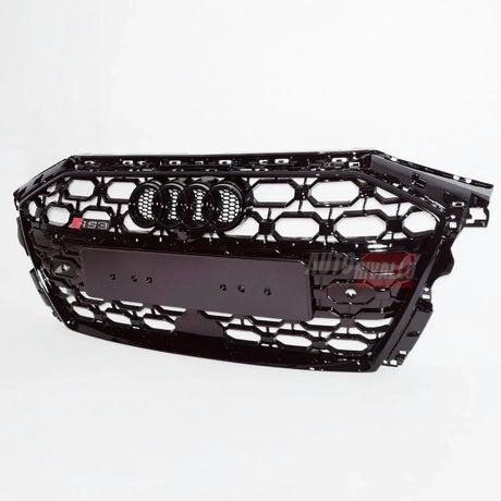 Vista frontale Audi A3 8Y con calandra RS3 Look premium - autorivallo