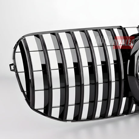 Vista ravvicinata della griglia anteriore sportiva per Mercedes GLS X167, finitura nero lucido.
