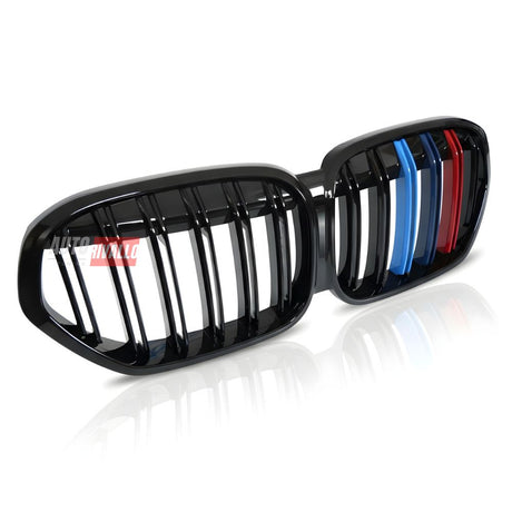 Mascherina BMW X1 F48 2019-2022 con dettagli a 3 colori. Dona un tocco distintivo al frontale.