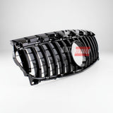 Visione laterale Mercedes CLA X117 con calandra nero lucido. Upgrade estetico di grande impatto