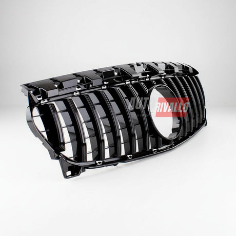 Visione laterale Mercedes CLA X117 con calandra nero lucido. Upgrade estetico di grande impatto